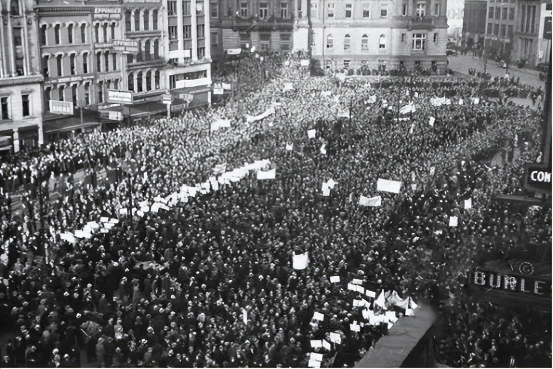 1886年5月1日,美国爆发35万人罢工游行,这才有了五一国际劳动节