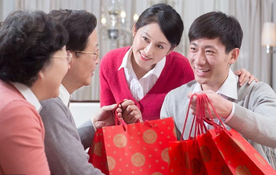 去别人家做客时,对方说这"3句话"要留心眼,客套话而已别当真