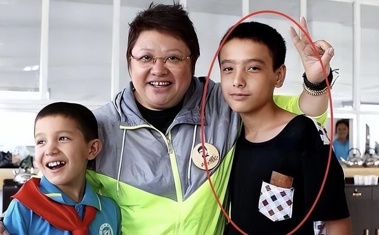 韩红坚持做慈善23年52岁还未婚她到底图什么