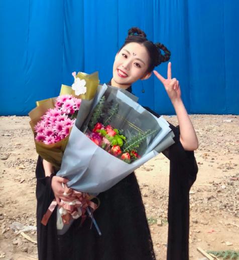 在新公司王婷可以留自己喜欢的长发,穿美美的裙子参加《创造101》