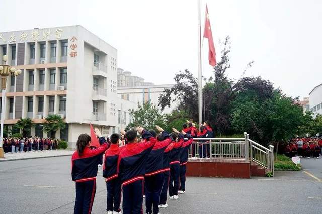 遂平五中开展主题升旗仪式暨2023一年级首批新队员入队仪式