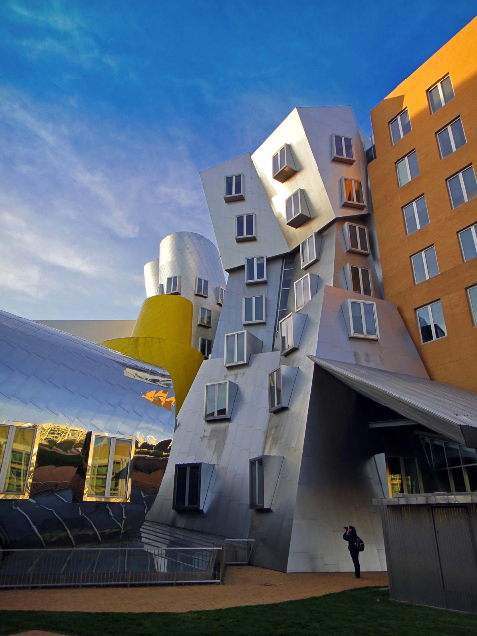 解构主义大师弗兰克盖里的超现实建筑设计.