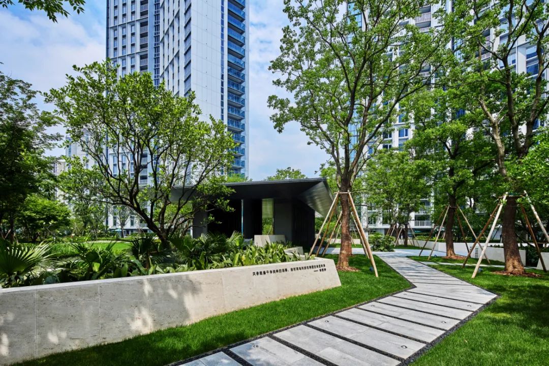 杭州古翠隐秀实景图入口以酒店式结构元素,掀开社区园林的序幕