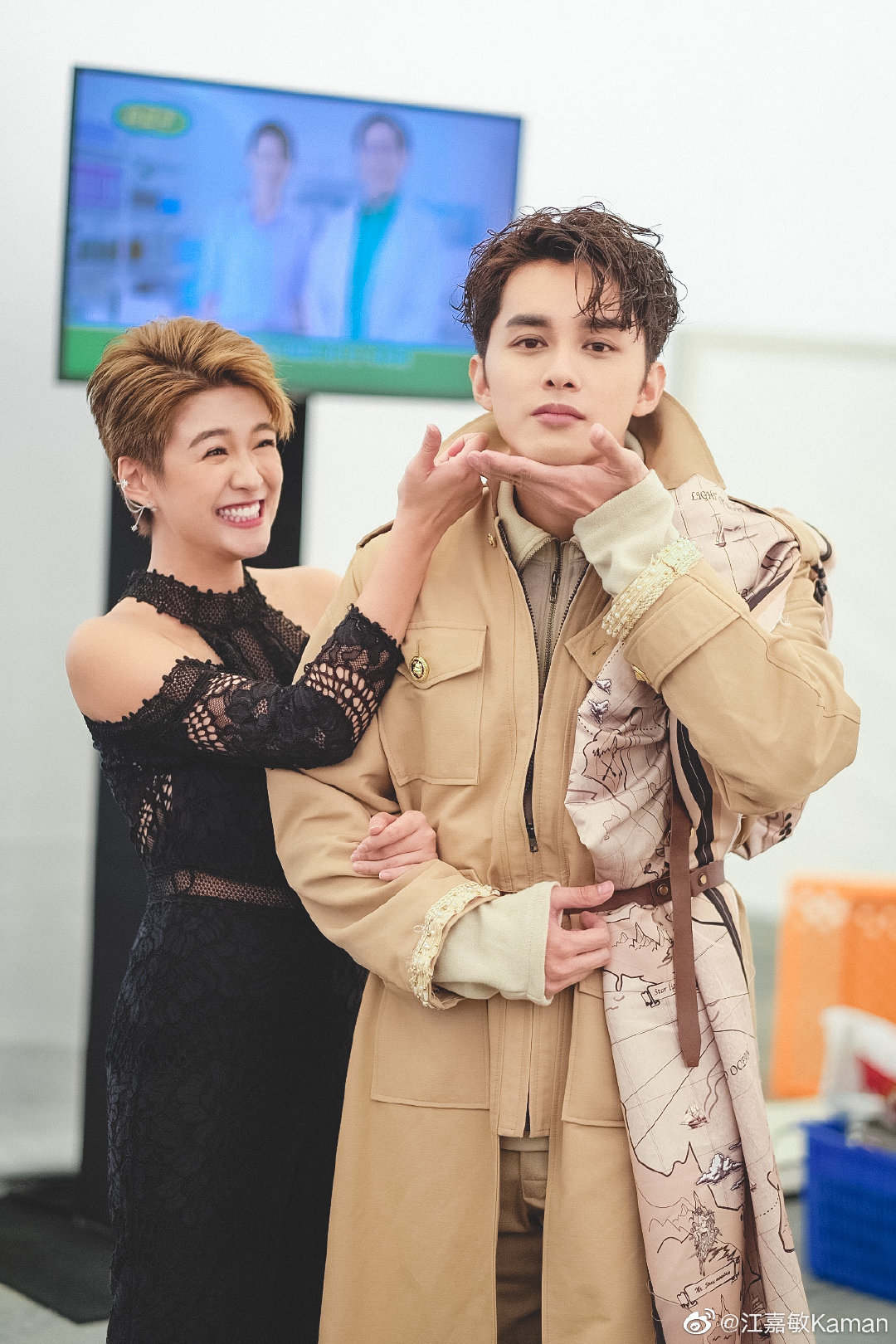 tvb小生何广沛吐槽"重量级"拍档,称抱对方狂奔很难面不改色