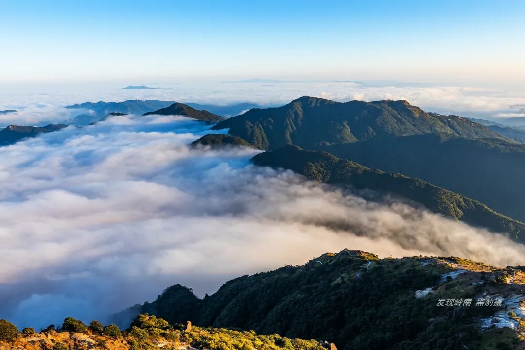 美女摸黑独闯广东第二峰,成功邂逅南岭壮美云海日落!