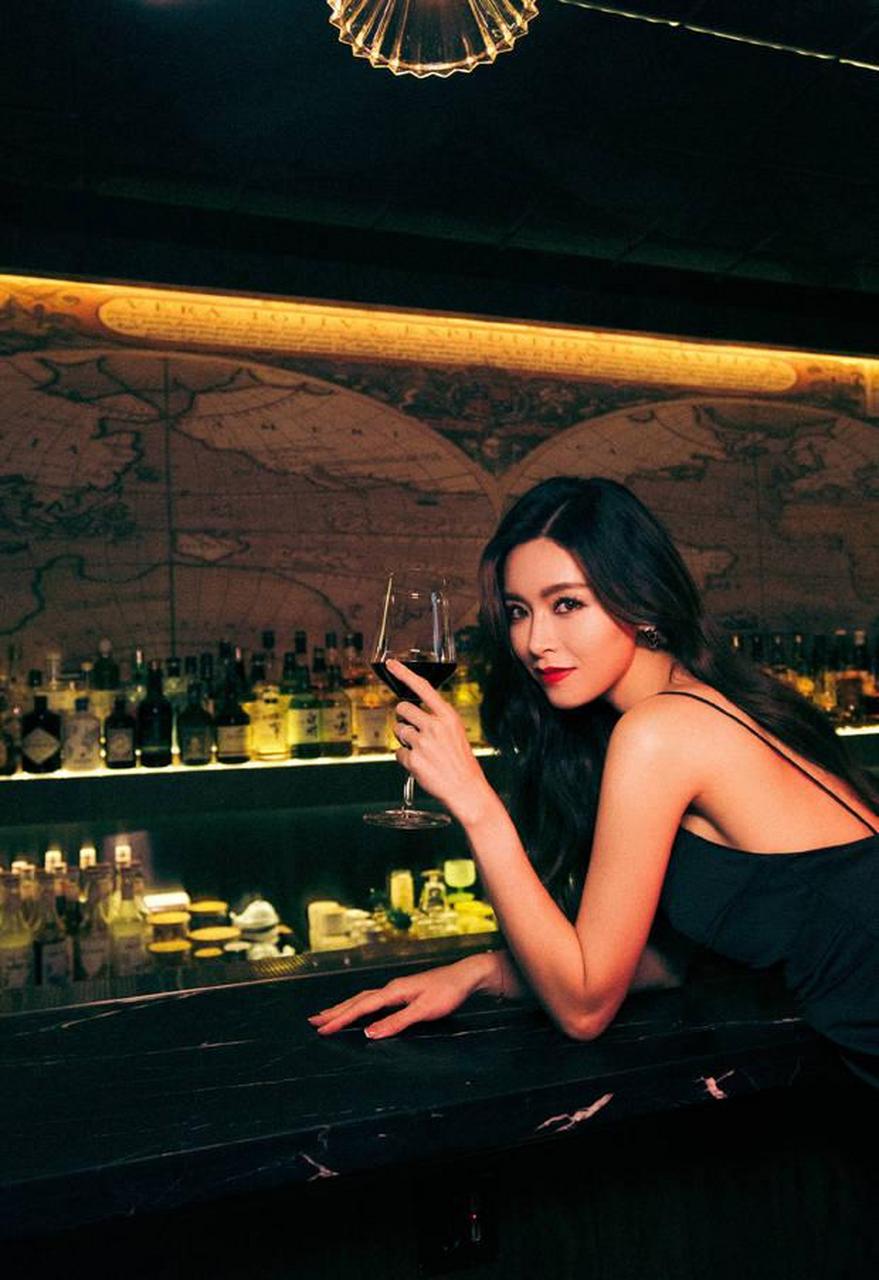 文咏珊穿吊带裙秀香肩美腿, 眼神魅惑诱人红唇吸睛.