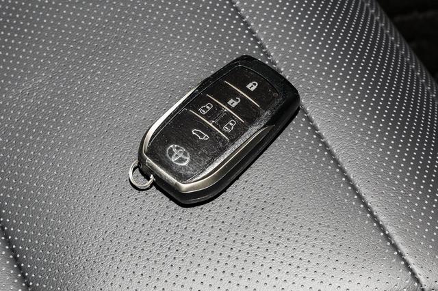丰田威尔法:试驾双擎2.5l hv尊贵版,定位7座车内提供独立座椅!