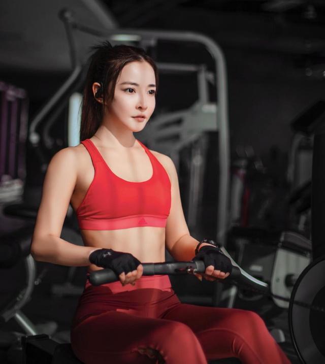 超美健身女老师,清纯脸庞,马甲线,直角肩她都有,人美又优秀!