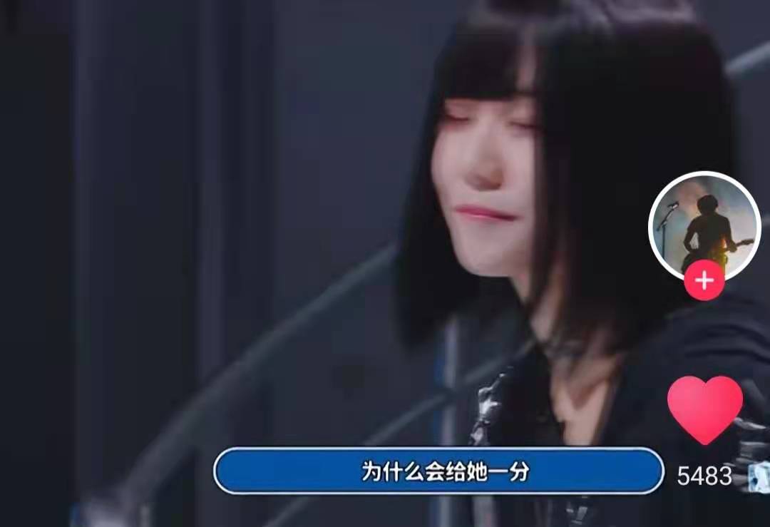 19岁窦佳嫄综艺首秀,登台表演引关注,称听不太懂爸爸窦唯的音乐