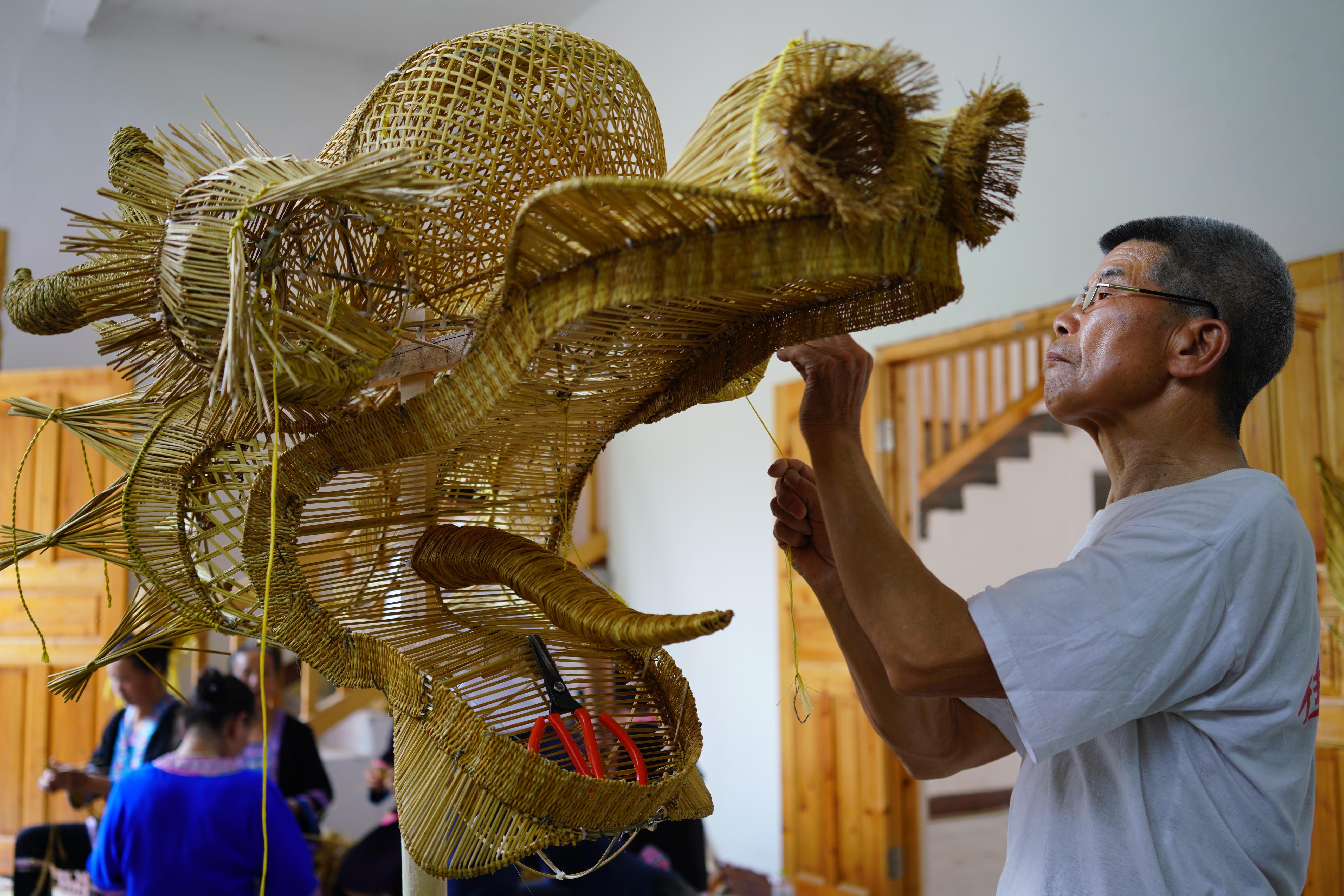 广西龙胜:编织草龙迎端午(5)