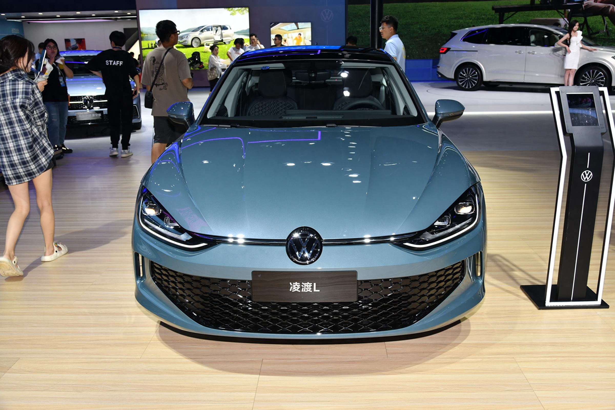 大众凌渡l 200tsi潮辣版,无框车门很个性,1.2t发动机,价格下探