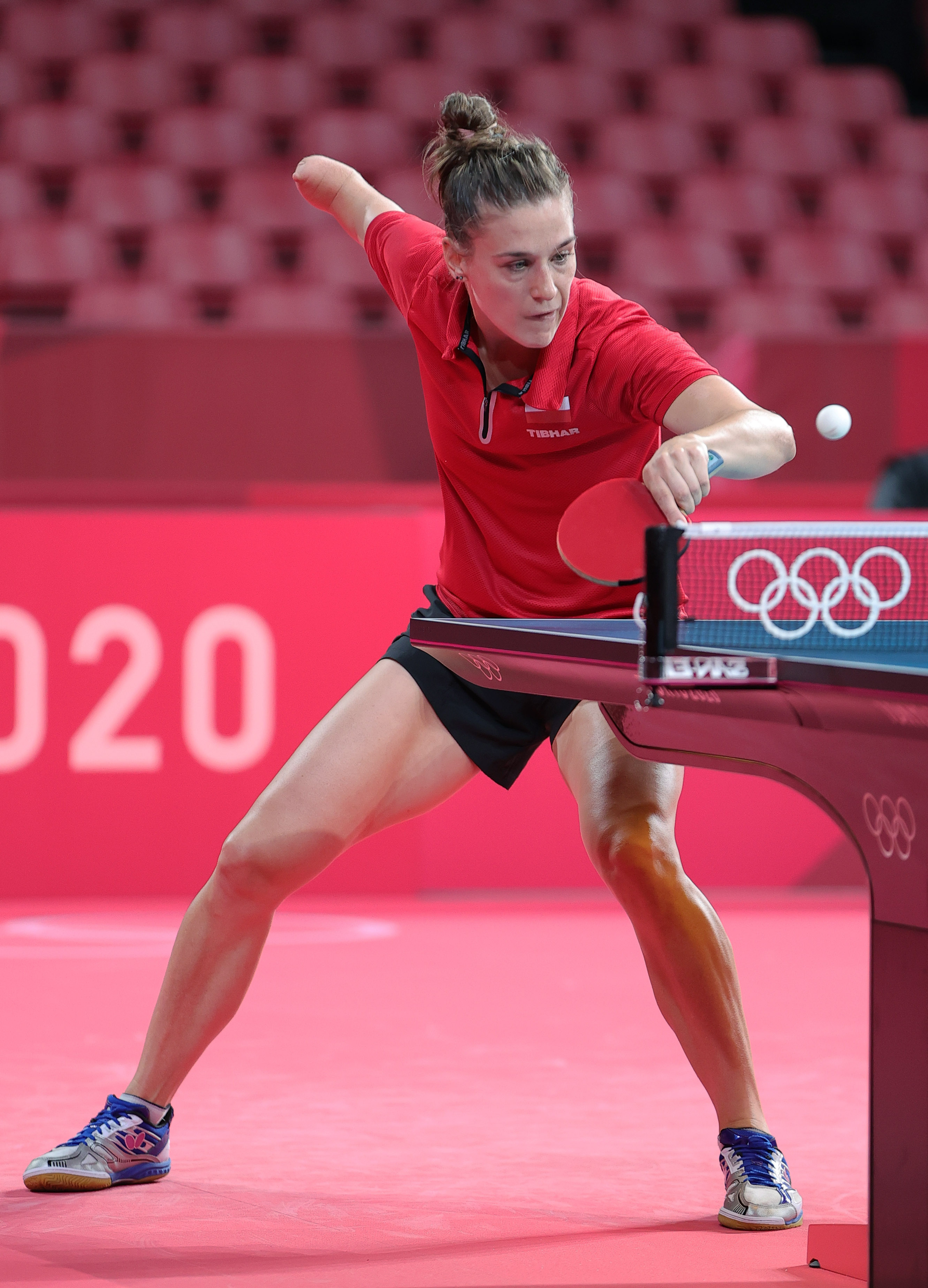 乒乓球赛场上的残疾人运动员