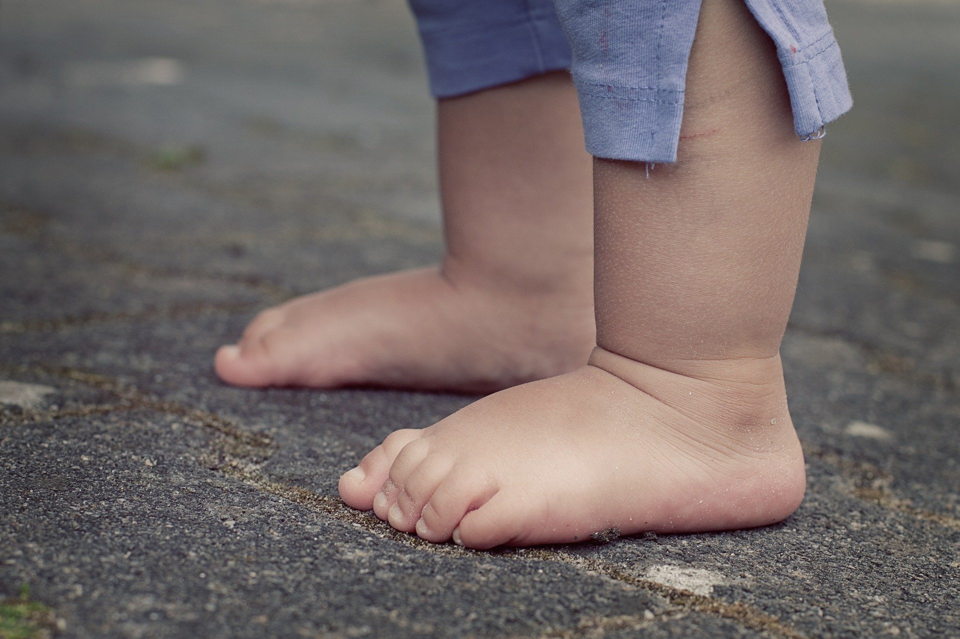奶奶vs妈妈:不穿袜子容易烂嘴,孩子爱光脚丫是好还是坏?