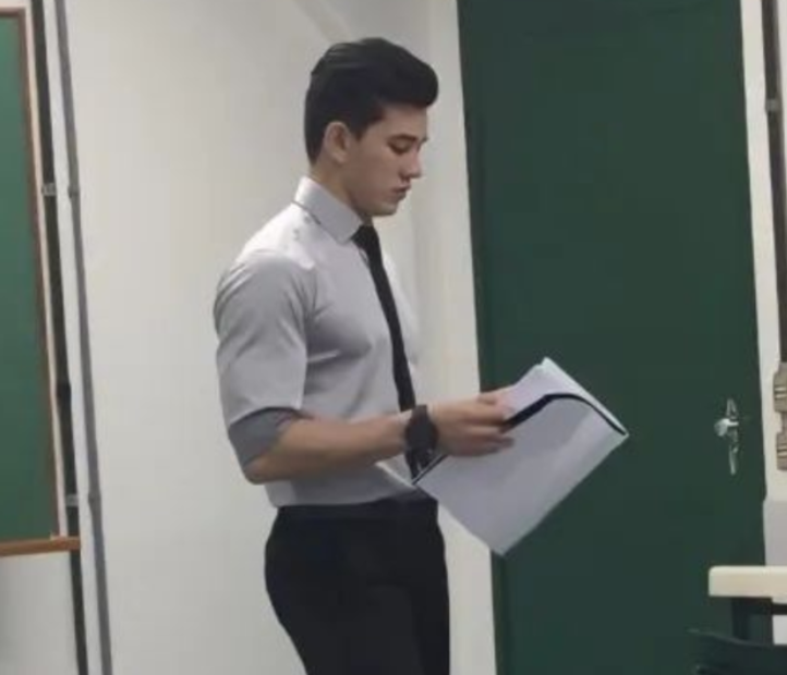 高颜值男老师上课走红,长得太帅"迷倒"女学生,家长很是担忧