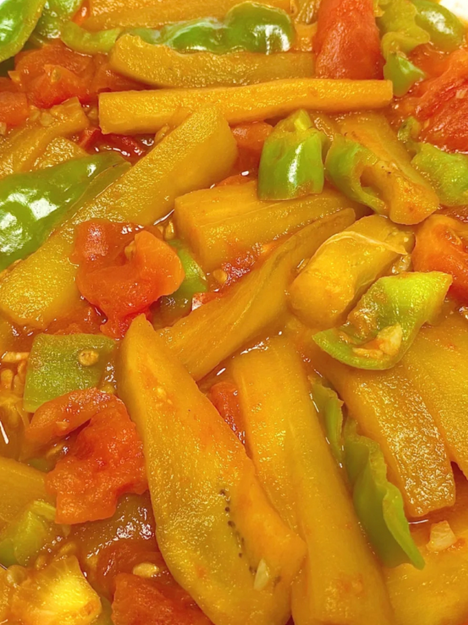 冬天来了,一道下饭神器——西红柿尖椒炒茄丝,让你吃得满足又暖和!