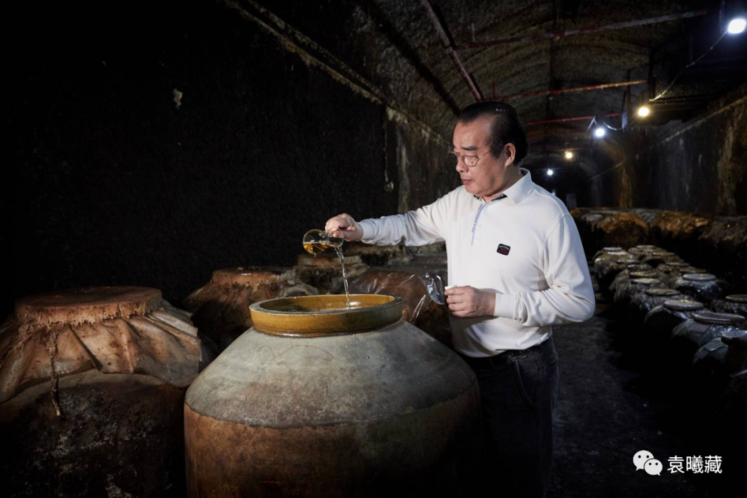 现任广州市酒文化促进会会长,广东花果山民间洞藏老酒博物馆董事长