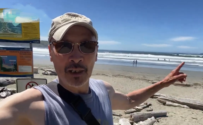 64岁老戏骨李子奇近况曝光,胡子花白到海边钓鱼,定居加拿大多年