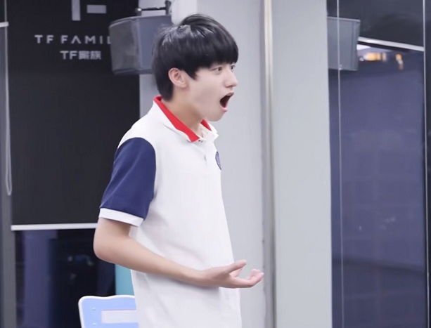 朱志鑫上学照,生图颜值像小说里的校草,令学校女同学心动