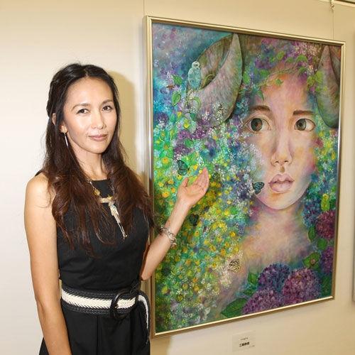 51岁工藤静香作品惊艳入选画展,白蛇栩栩如生,长发披肩亮相优雅