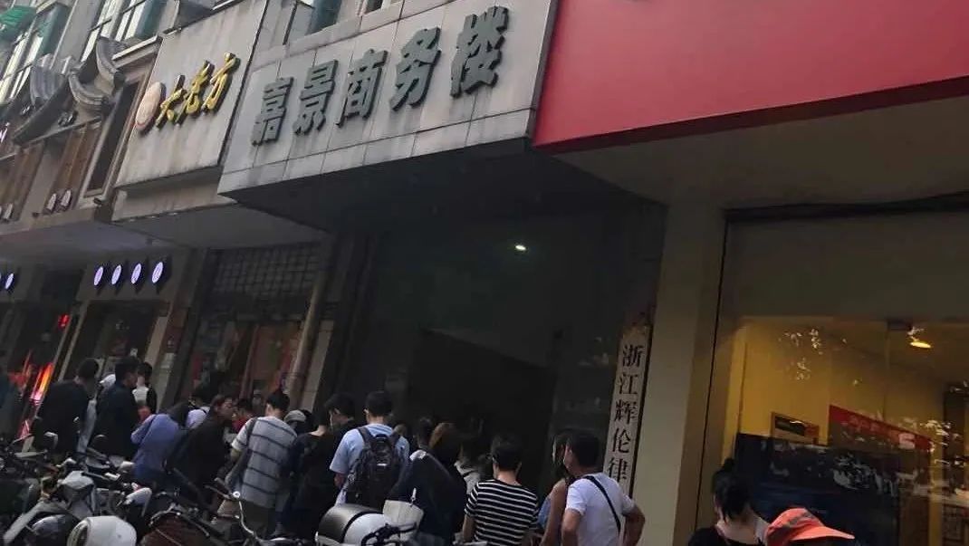 热点|“这个国庆像过年”！吃饭排队4000桌，网友刷屏这句话，瞬间泪目