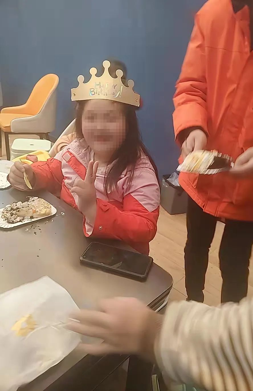8岁才确诊小胖威利综合征,妈妈说,希望她的记忆里没有孤独