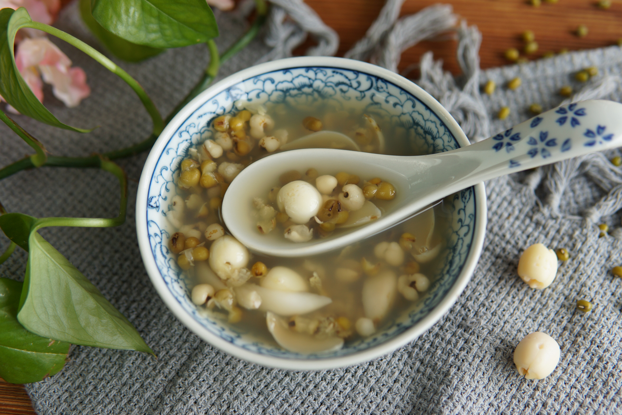 二,【绿豆百合薏米羹】 在酷热的盛夏来一碗冰爽的绿豆汤,赶走身上的"