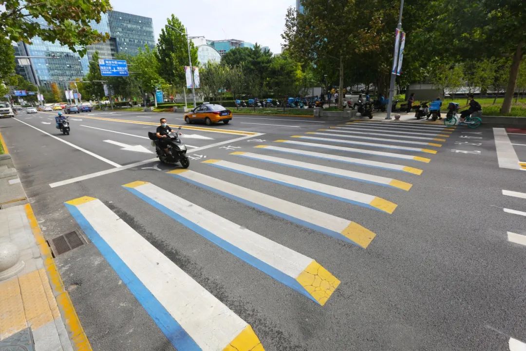 过马路,会发光!全市首条智能斑马线亮相海淀融媒发布厅!