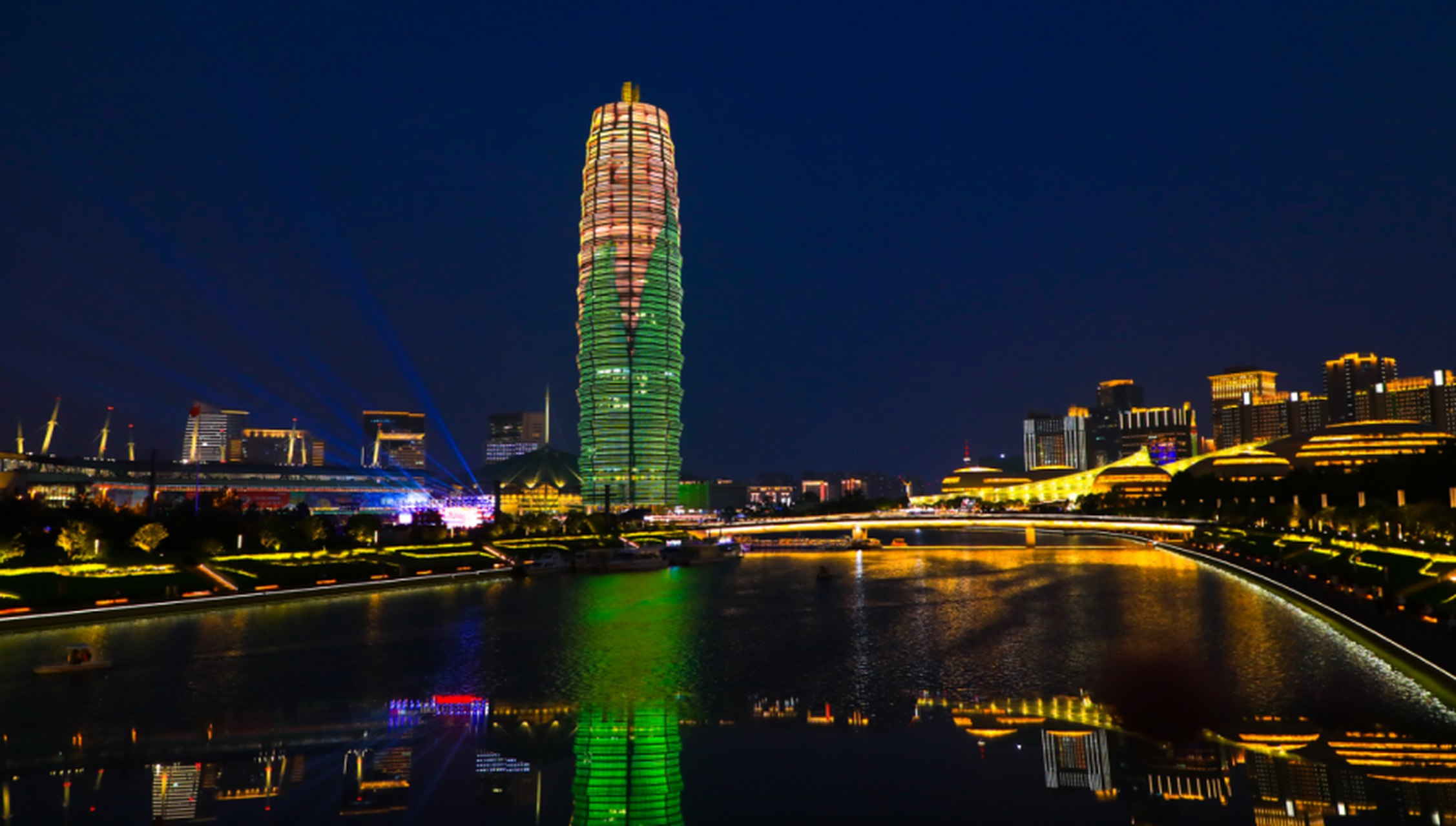 作为郑州的地标建筑,大玉米的每一次改变都引起大家的围观.