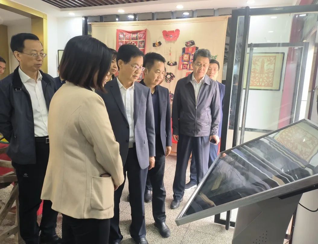 咸阳人大田一泓调研泾阳文化馆非遗陈列厅|宽创非遗陈列展厅设计