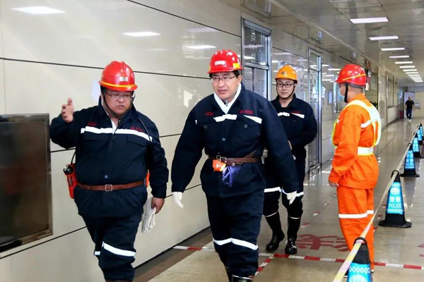 崔树江查看了解高河能源智能化综采工作面建设情况