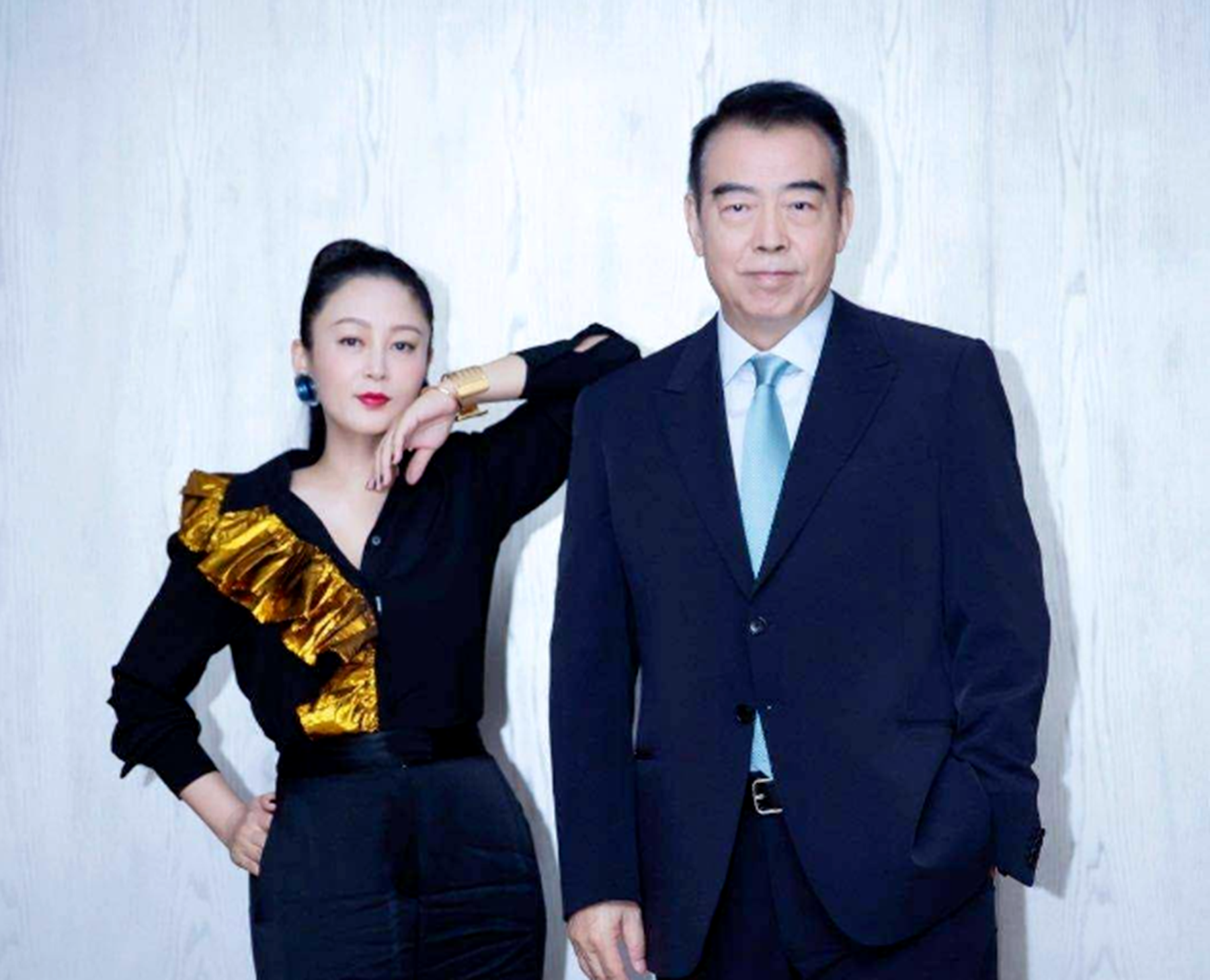 陈飞宇一家四口外出旅游,爸爸陈凯歌身材高大,哥哥被吐槽像助理