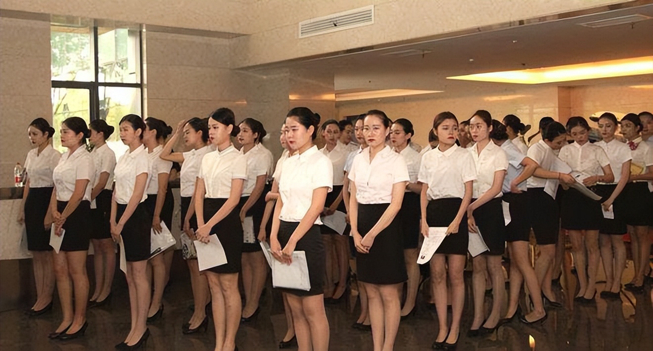 回顾:"红楼"王牌公关王丁丁:高学历,身材性感