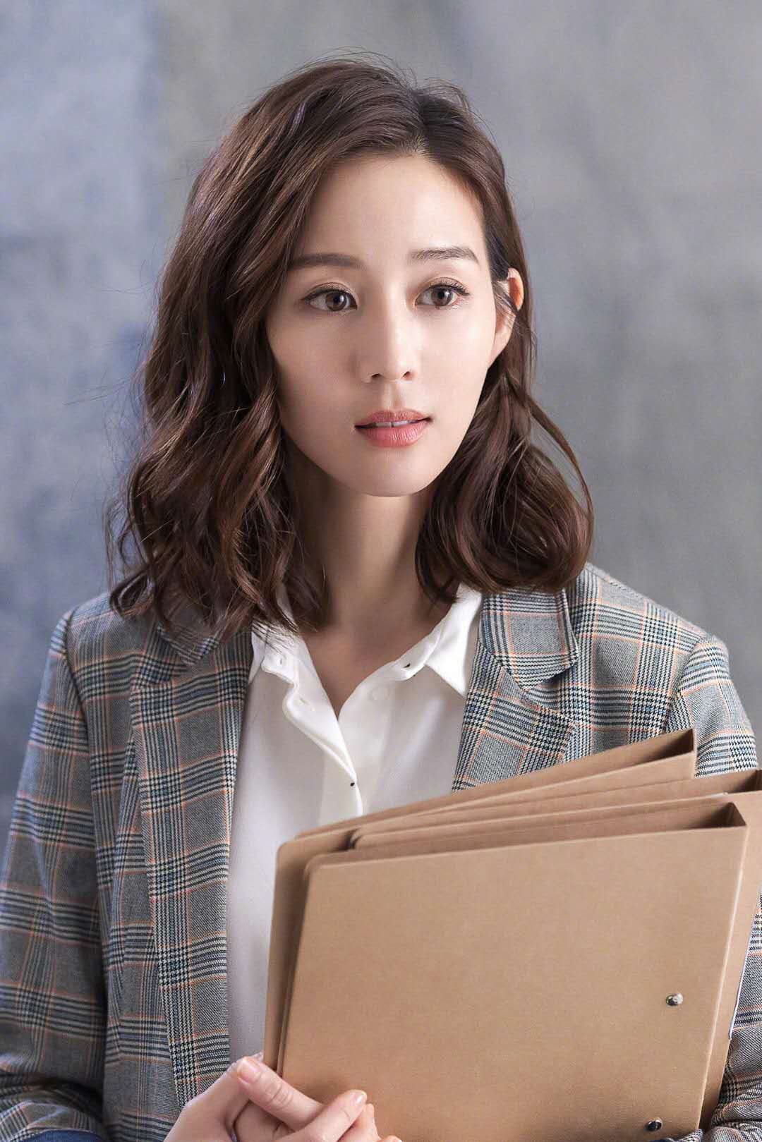 四五十岁的女人烫啥发型洋气减龄?端庄优雅的搭肩烫时髦有气质