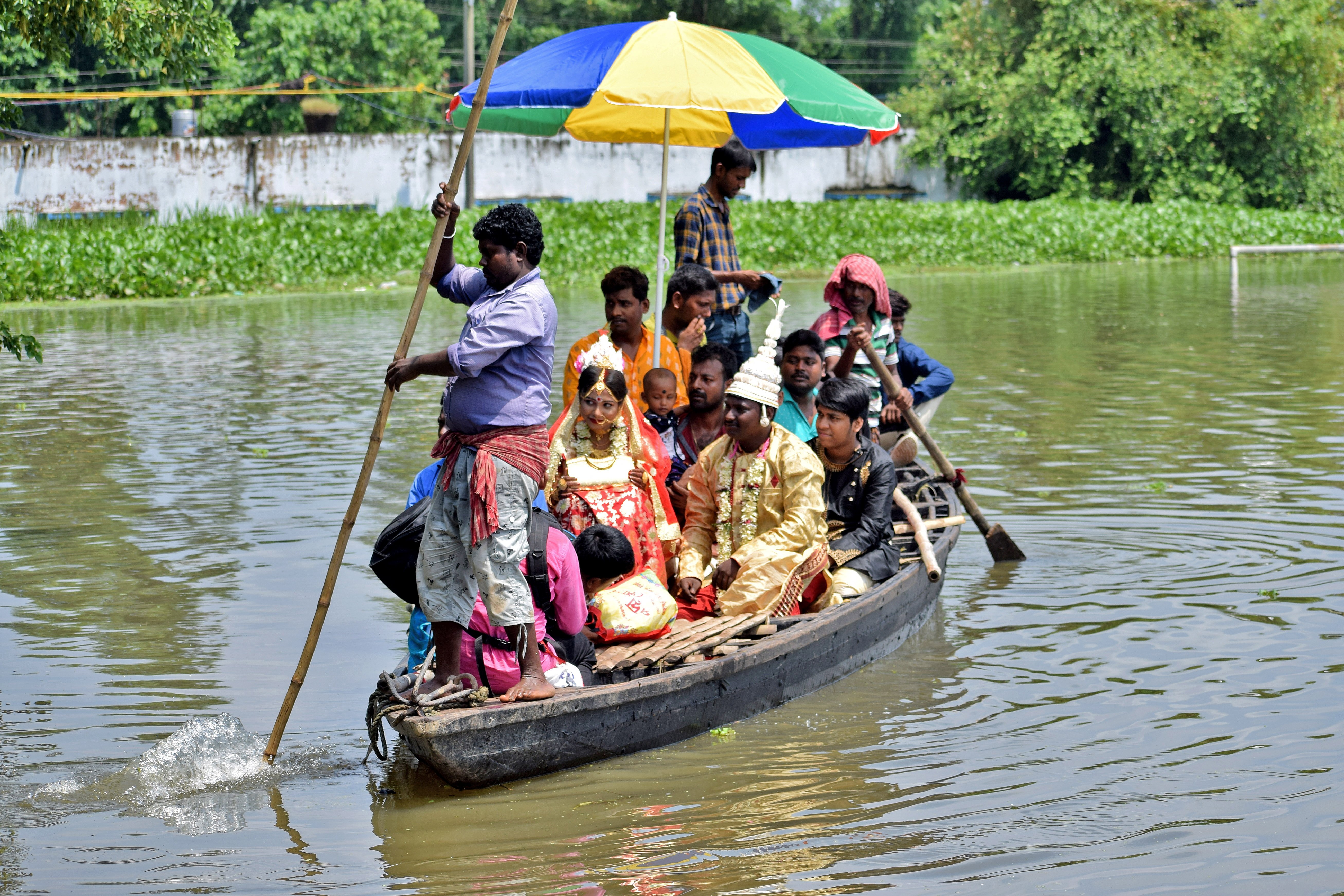 印度西孟加拉邦暴雨引发洪灾(2)