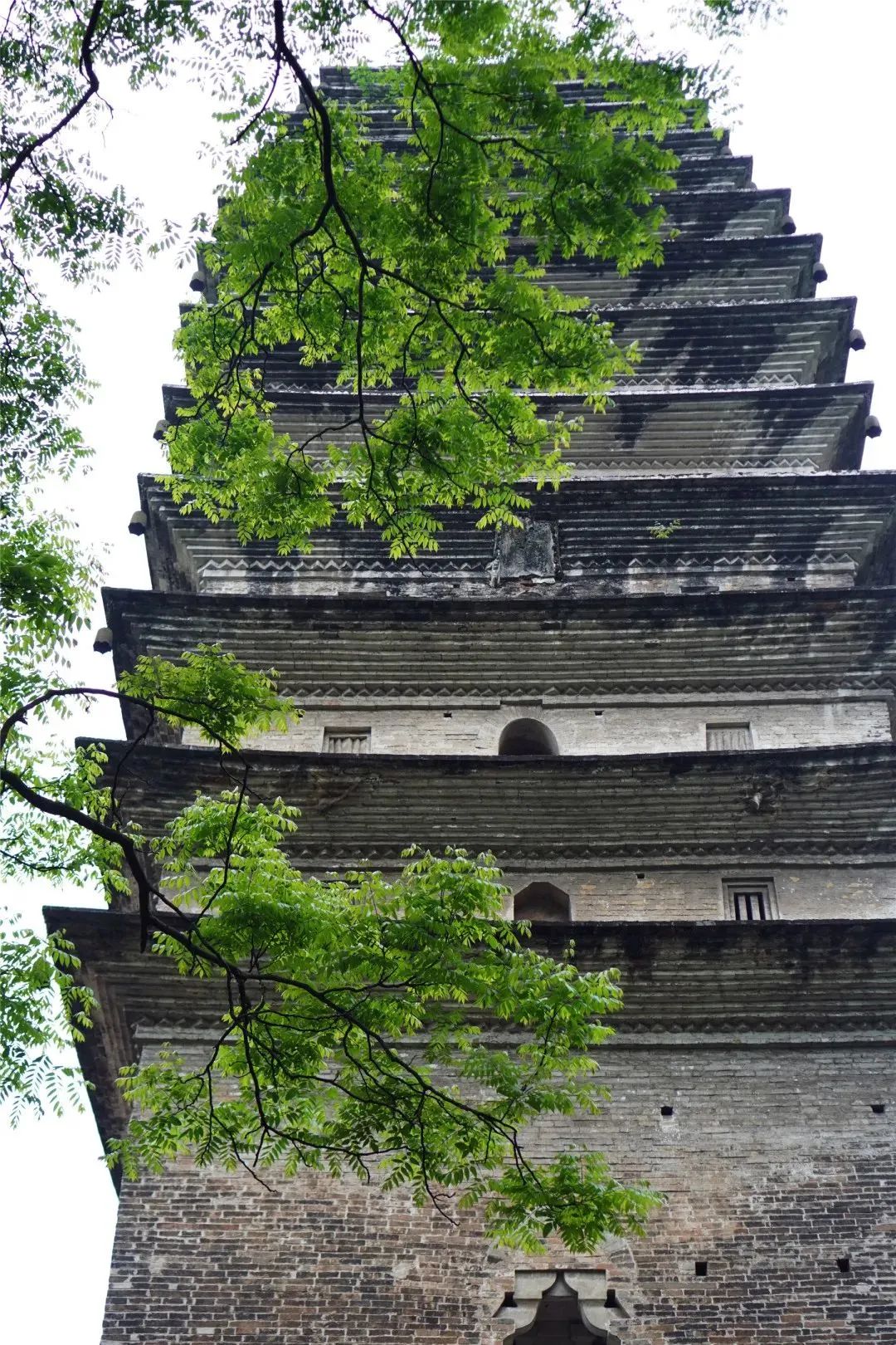 灵宝塔又名凌云塔因其耸立在凌云寺后的灵宝峰顶故以山峰命名
