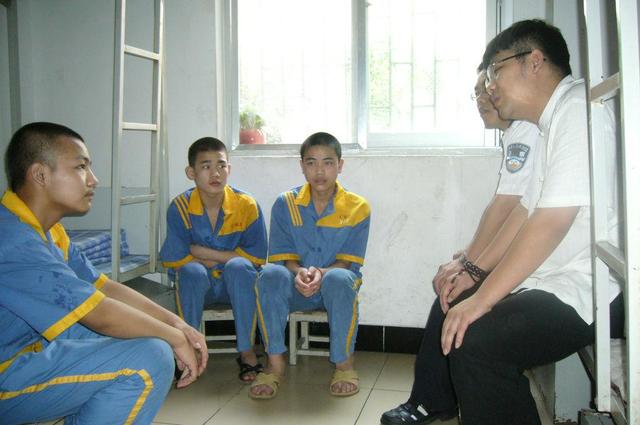 2006年,男生蜷缩在地遭4个同学围殴,其父用钢管117秒砸45次反击