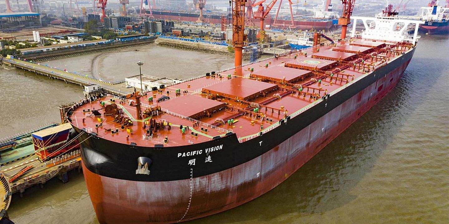 "海上巨无霸"诞生,中国造世界最大矿砂船,能装下6557节火车皮