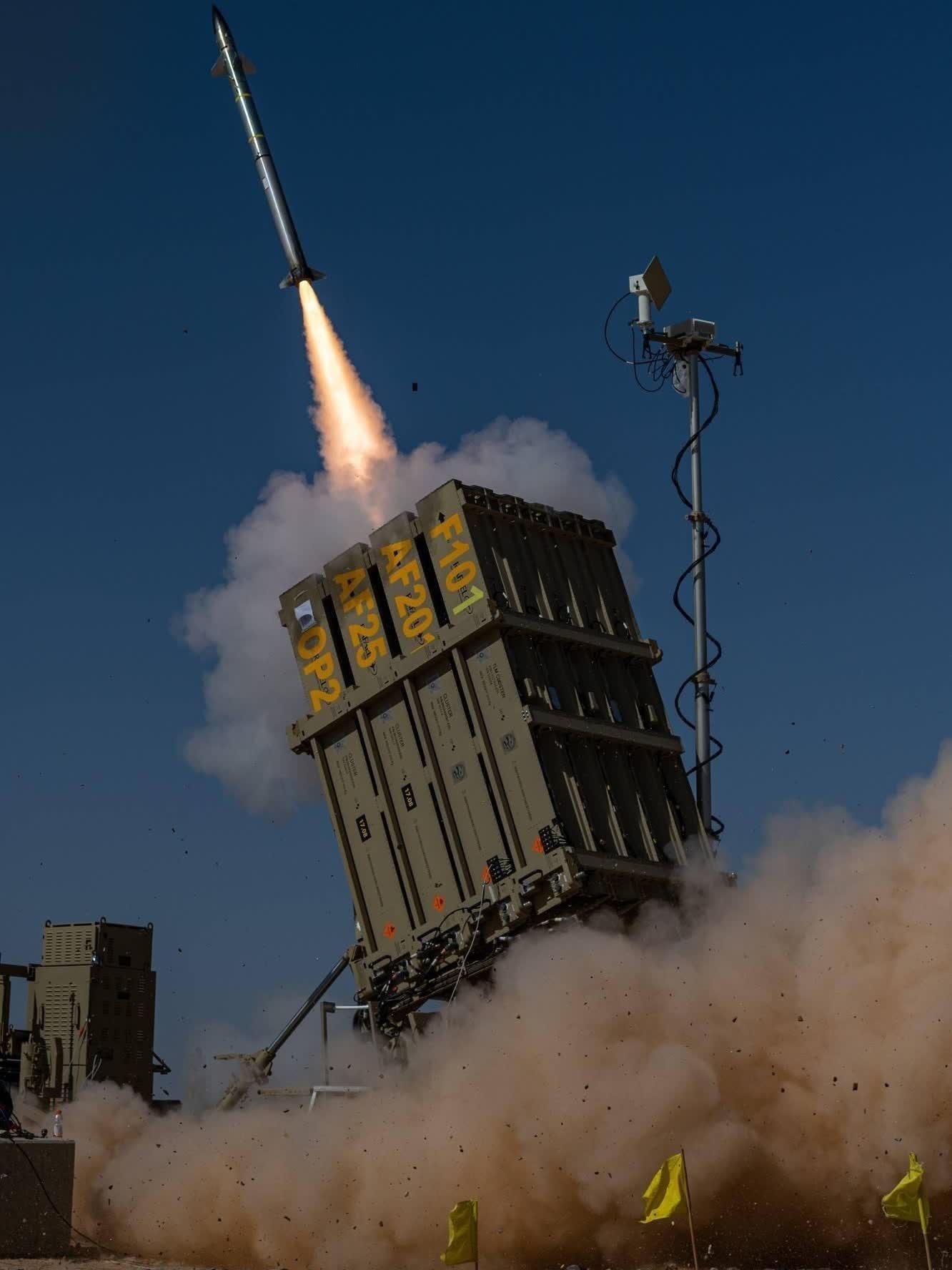 以色列防空系统高效拦截哈马斯火箭弹,铁穹防御系统成关键利器!