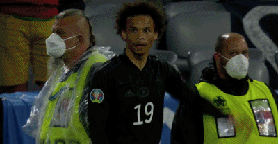 欧洲杯红黑榜:德甲老将昂首走出安联球场 门神上演暴扣式乌龙