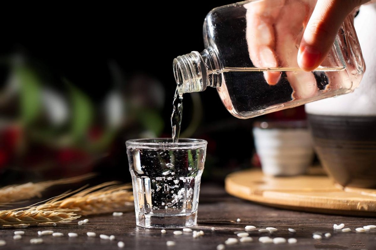 央视曝光:三种被点名批评的"假酒",一个比一个差,还有人在喝