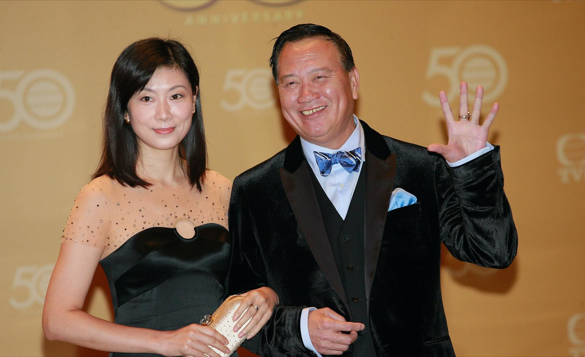 不过,离婚后的万梓良,并没有和之前打得火热的王璐瑶在一起.