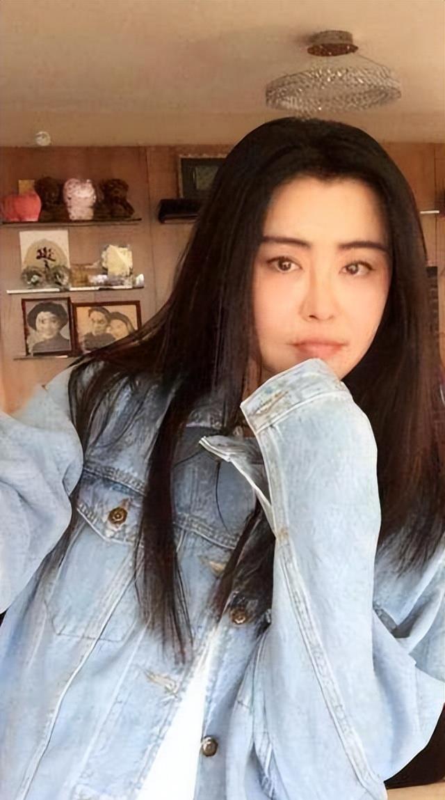 55岁王祖贤近况曝光,素颜现身庆祝母亲节,网友纷纷称赞有心了