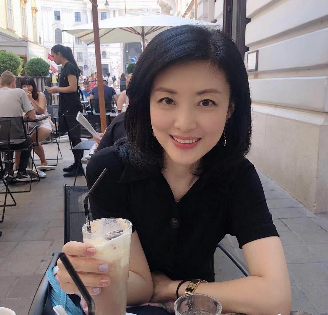 晋江富豪吴志阳的爽文人生:表姐是周涛,娶央视第一身材李红