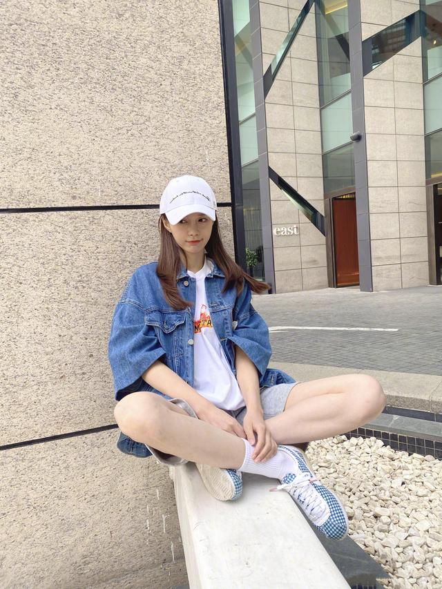 "林有有"张月逛超市!穿"男友风"t恤,害羞拿零食挡脸太可爱