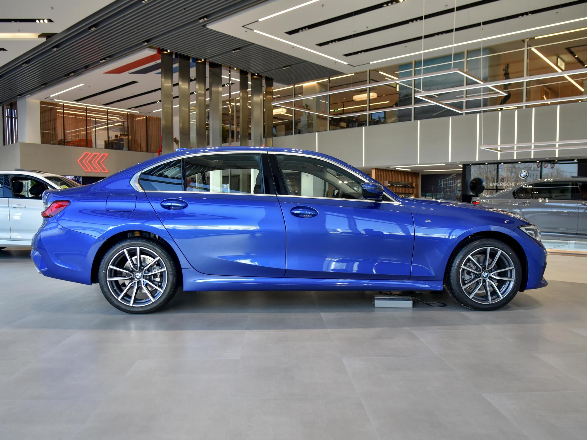 空间更大坐着更舒服,8at自动挡 豪华品牌气质,带你看宝马3系