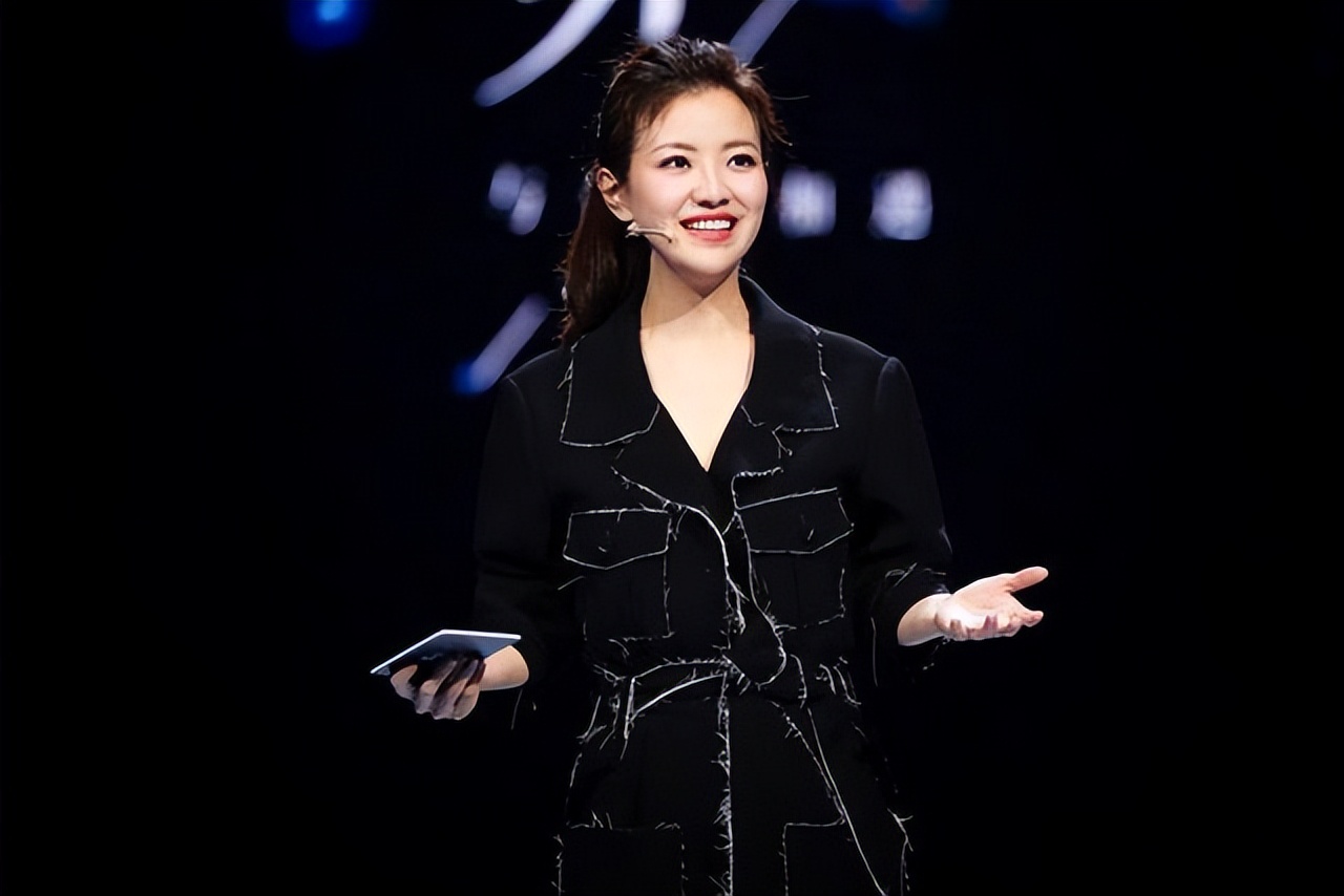 涂经纬:从贵州贵阳走出来的央视著名主持人,男友在雾中迷路了