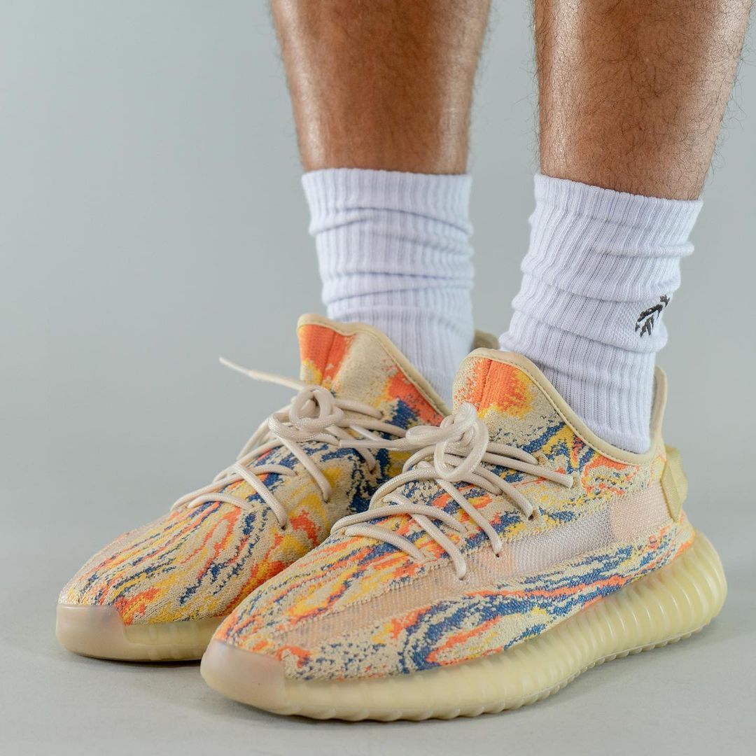 上腳釋出!全新「暴龍獸」yeezy 350 v2十月登場