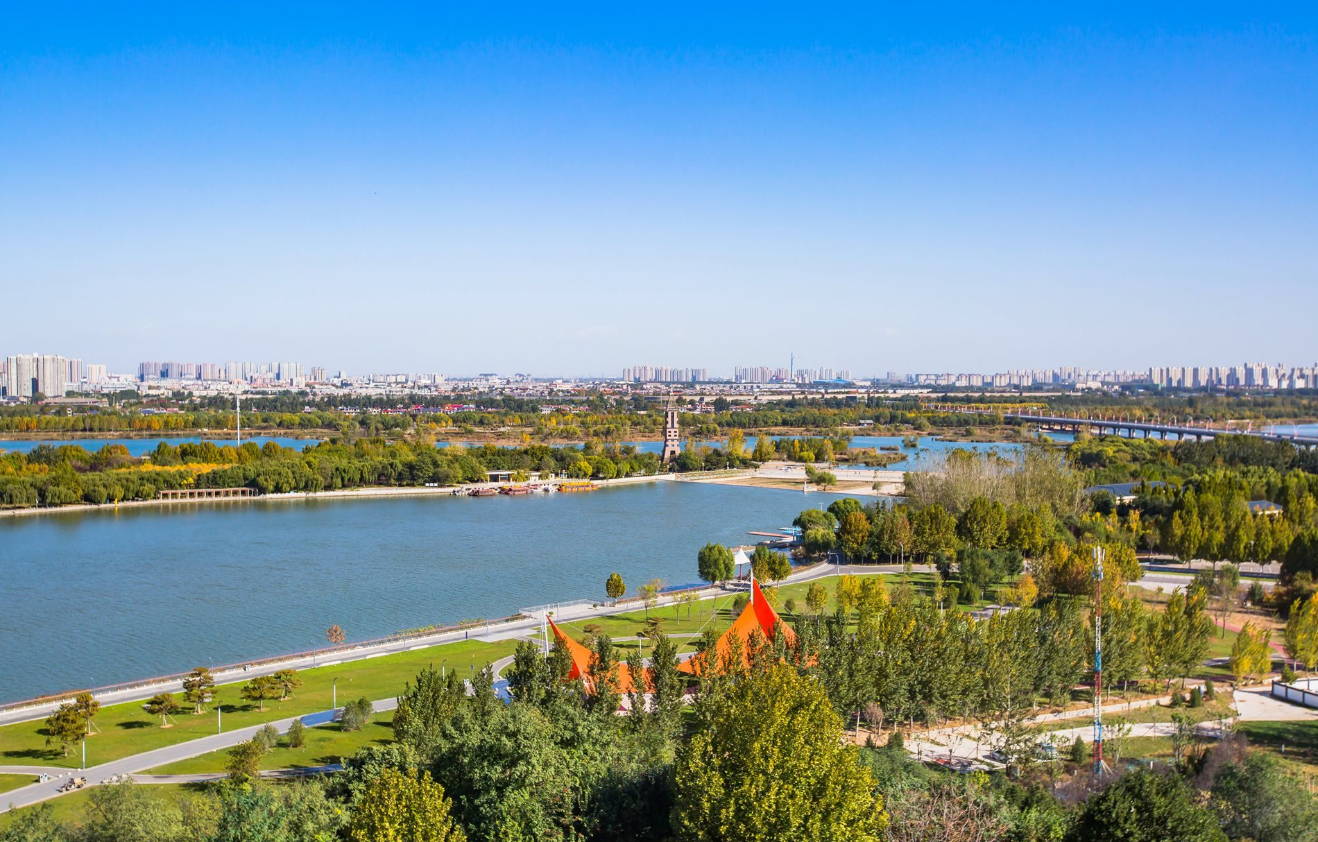 石家庄太平河片区,这里有网红桥和卧虎山公园,还能欣赏城市美景