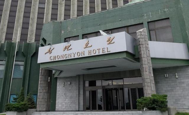 朝鲜的玉流馆,食客穿衣普通,服务员很漂亮,吃朝鲜"国粹"