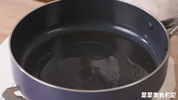 锅里继续加入1大勺食用油,1小勺无盐黄油,接着加入洋葱丝,蒜末,土豆丁